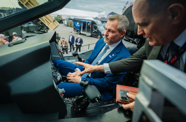 Top foto dňa (14. máj 2026): Prezident v stíhačke F-16, Trump v Číne a zničený dom na Ukrajine