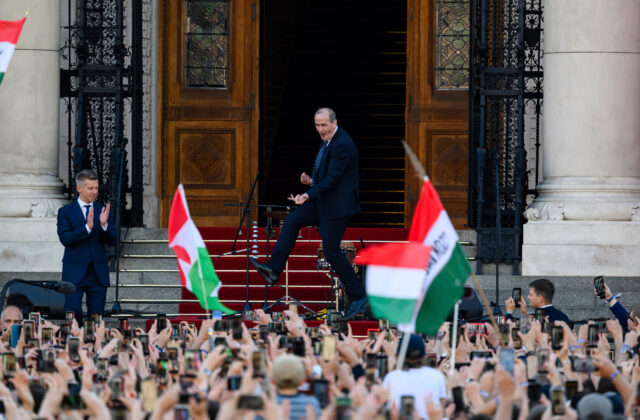 Nevkusné mykanie sa, ktoré poškvrnilo posvätnosť Kossuthovho námestia, kritizuje reformovaný pastor tanec maďarského ministra zdravotníctva – VIDEO