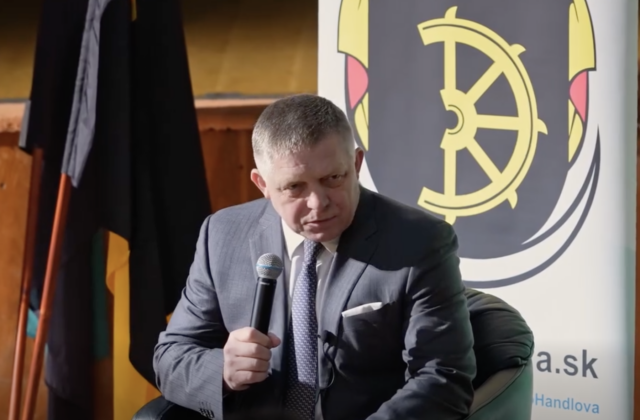 Fico sa v deň výročia atentátu stretol so študentmi, svet nie je jednoduché miesto na život, odkázal im – VIDEO, FOTO