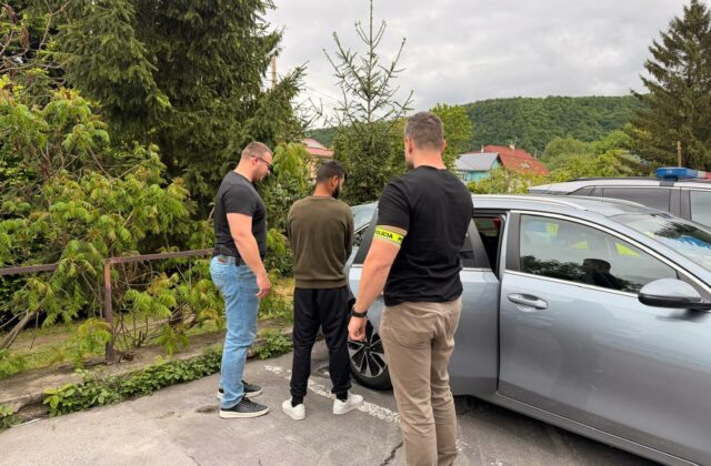 Muž zo Zvolena opakovane znásilňoval a nútil svoju tehotnú družku k prostitúcii, hrozí mu až 15 rokov väzenia – FOTO