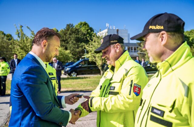 Súčasťou nového rozpočtu bude aj zvýšenie platov policajtov, podľa Šutaja Eštoka ide o zásadnú podmienku