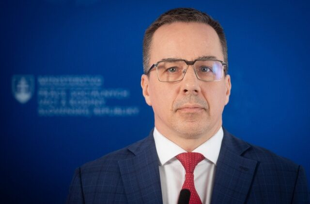 Odborári varujú pred krokmi vlády, zamestnanci môžu prísť o benefity aj časť ochrany