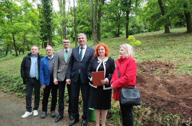 Do Aleje významných osobností v košickej botanickej záhrade pribudol ďalší strom, vysadil ho slovinský veľvyslanec – VIDEO, FOTO