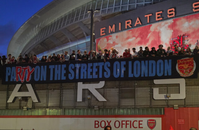 Už sa nesmejete, odkazuje Saka kritikom. Londýnsky Arsenal po 22 rokoch ukončil čakanie na titul v Premier League