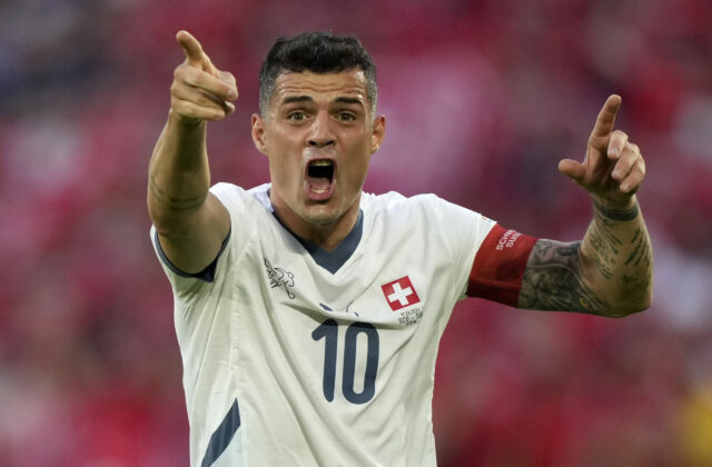 Xhaka bude líder reprezentácie Švajčiarska na MS 2026, prekvapením nominácia mladíka Amdouniho
