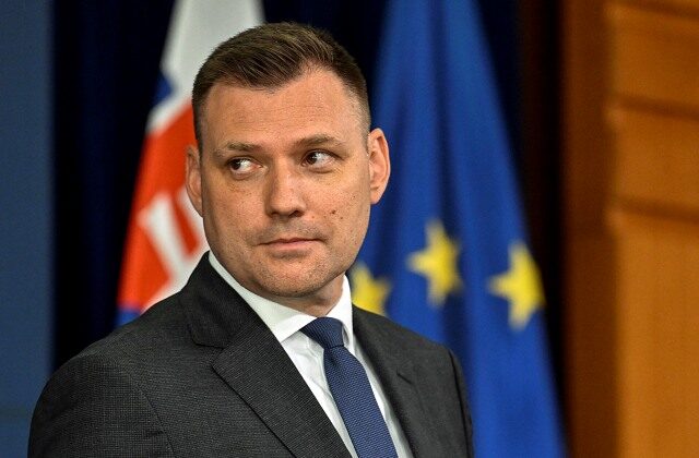 Fico odmieta rekonštrukciu vlády, o odvolaní Tarabu je ochotný rokovať len pri garanciách SNS o stabilite koalície