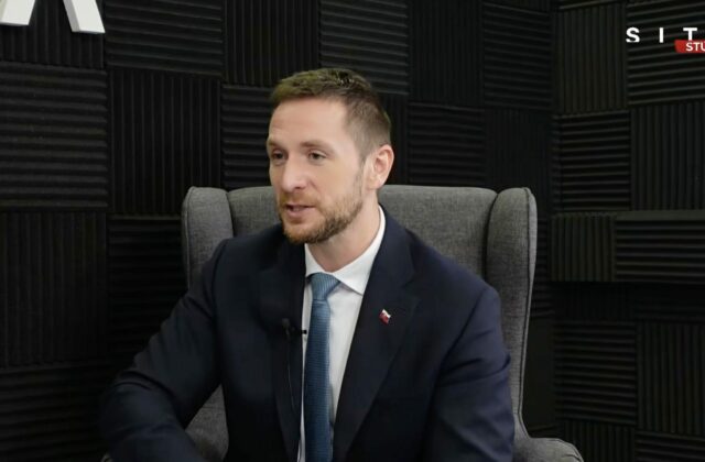 Ficova zahraničná politika je dvojtvárna, europoslanci Smeru sú podľa Uhríka bez vplyvu – VIDEO