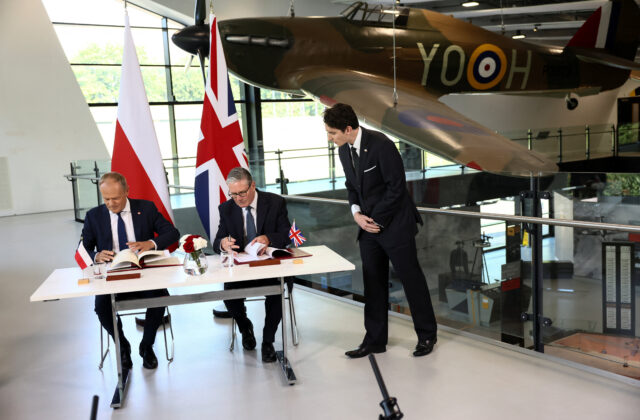 Británia a Poľsko podpísali obranný pakt proti rastúcej ruskej hrozbe