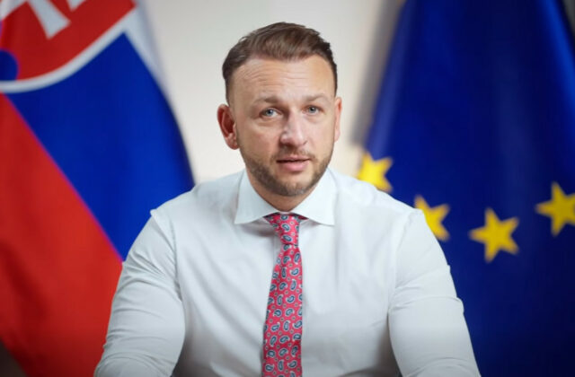 Šutaj Eštok odmieta siahať na peniaze bezpečnostných zložiek, minister reaguje na Šimečkovo tvrdenie o výsluhových dôchodkoch – VIDEO