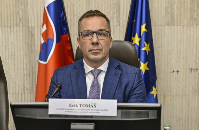 Tomášovo ministerstvo po kritike liberálov prízvukovalo, že opatreniami chce zabrániť zneužívaniu náhradnej starostlivosti – VIDEO