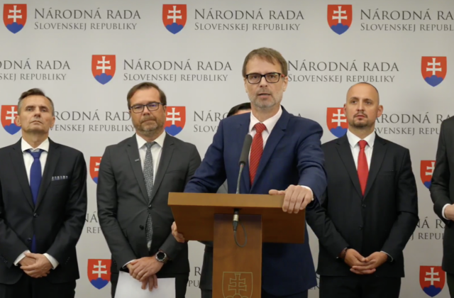 Opozičné strany vyzbierali podpisy na odvolávanie Kaliňáka, ten podľa nich zlyhal pri výstavbe prešovskej nemocnice – VIDEO
