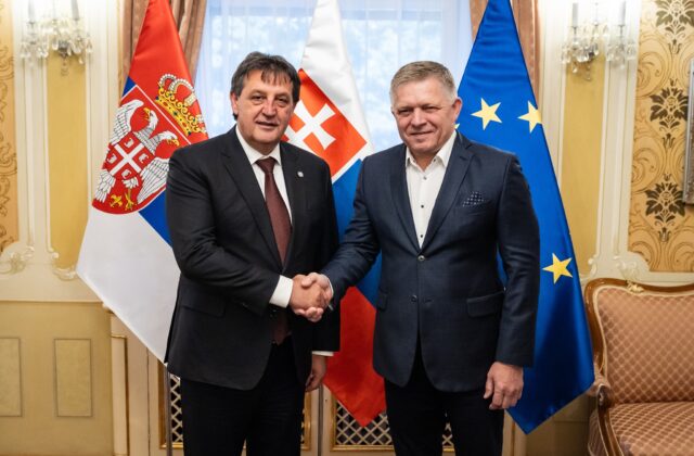 Fico prijal srbského ministra obrany, rokovali o migrácii a stabilite západného Balkánu – FOTO