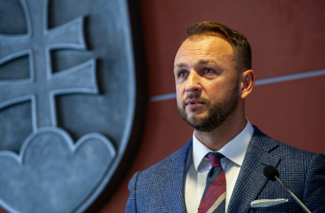 Minister Šutaj Eštok bude platiť, súd zamietol jeho návrh na zastavenie exekúcie v prospech policajtov z tímu okolo Čurillu