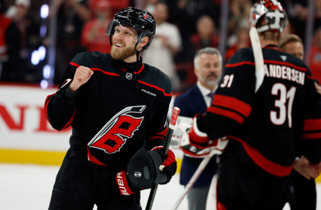 Slafkovský si v tejto sezóne nesiahne na Stanleyho pohár. Carolina je po 20 rokoch späť vo finále play-off NHL – VIDEO