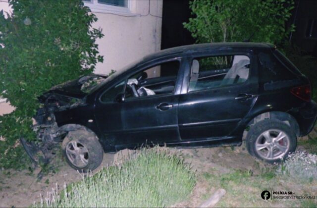 Opitý vodič v Podbrezovej narazil autom do bytového domu, nafúkal viac ako dve promile – FOTO