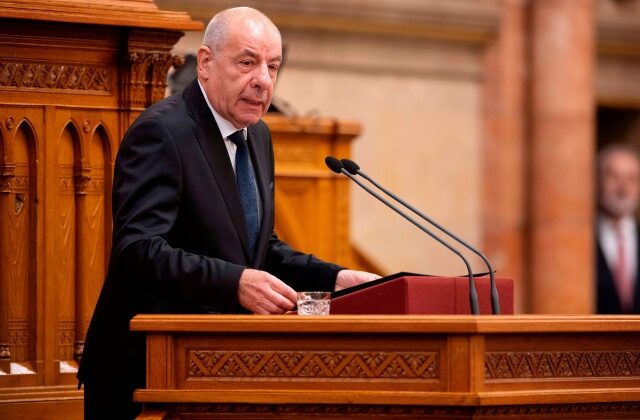 Maďarský prezident Sulyok odmietol výzvy na odstúpenie, Magyar zareagoval ostrou kritikou