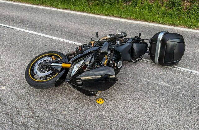 Po páde motorky na ceste pri Margecanoch skončila spolujazdkyňa s vážnymi zraneniami v nemocnici