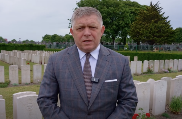 Fico si vo Francúzsku uctil československých vojakov, pripomenul aj oslobodenie Slovenska – VIDEO
