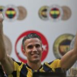 85595_van-persie-chce-v-turecku-vyhravat-dojali-ho-tisice-fanusikov-640x420.jpg