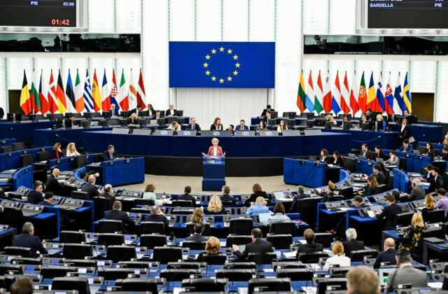 Europoslanci žiadajú preveriť vymenovanie šéfa Siemensu za vyslanca pre AI
