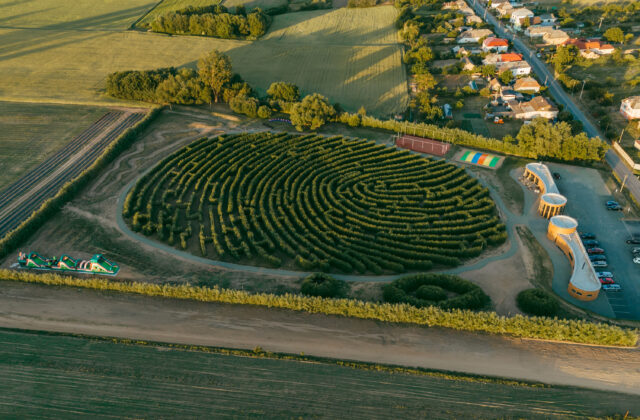 Top foto dňa (9. jún 2026): Willkov park, nočný vlak ZSSK, Karáčoniho palác a Celoslovenské dni poľa
