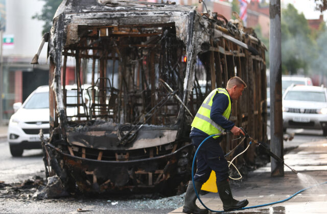 Muž po útoku nožom prišiel o oko. Belfast následne zachvátili protiimigračné nepokoje – VIDEO