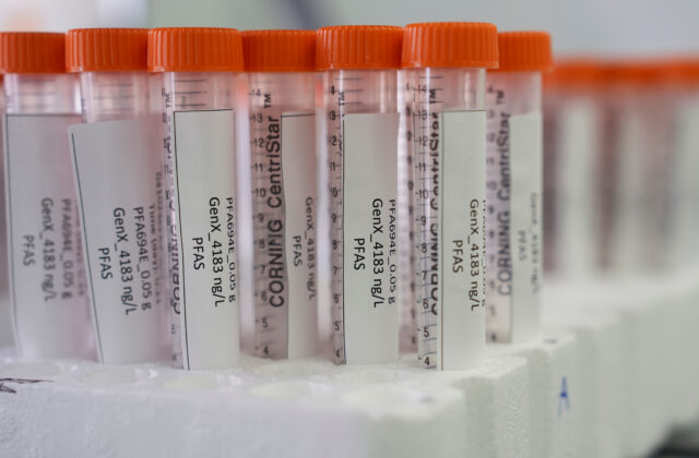 Európska chemická agentúra odporučila označiť TFA za látku toxickú pre reprodukciu