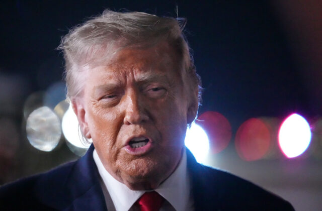 Trump pohrozil Iránu, že za zdržovanie mierových rokovaní bude musieť zaplatiť