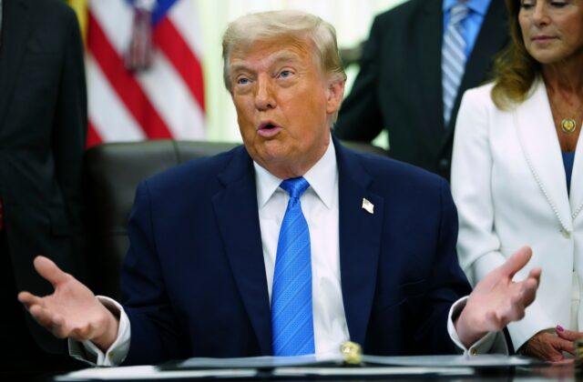 Irán podľa Trumpa žiadal o zastavenie bombardovania, Teherán to poprel
