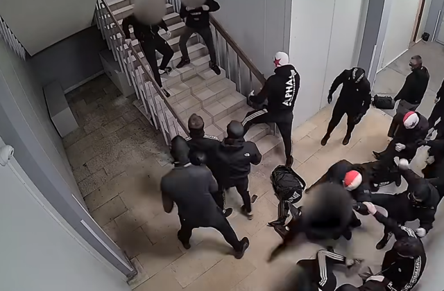 Je zázrak, že prežili. Až 25 ultras fanúšikov Slavie Praha brutálne napadlo len päticu mužov, ktorí fandia inému klubu – VIDEO