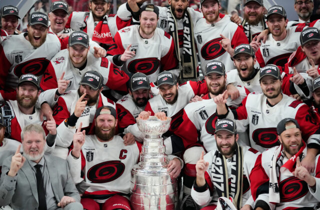 Carolina získala Stanley Cup po 20 rokoch, charizmatický Brind´Amour ho má ako kapitán aj tréner – VIDEO