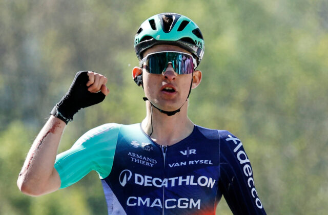 Talentovaný francúzsky cyklista Seixas mal pád, komplikuje mu jeho prípravu na Tour de France – VIDEO