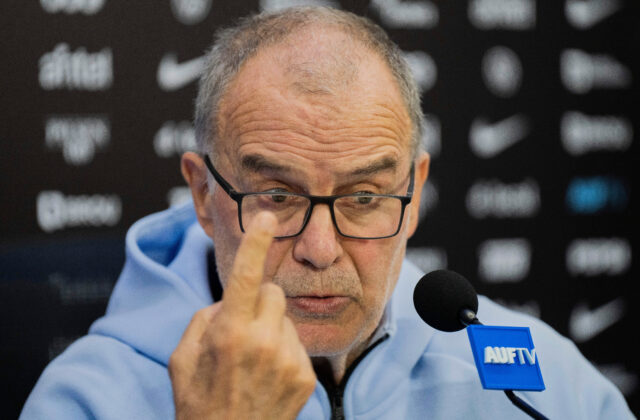 Marcelo Bielsa sa pri fotení pre FIFA nepozeral na fotografa: Nie som model, ale tréner