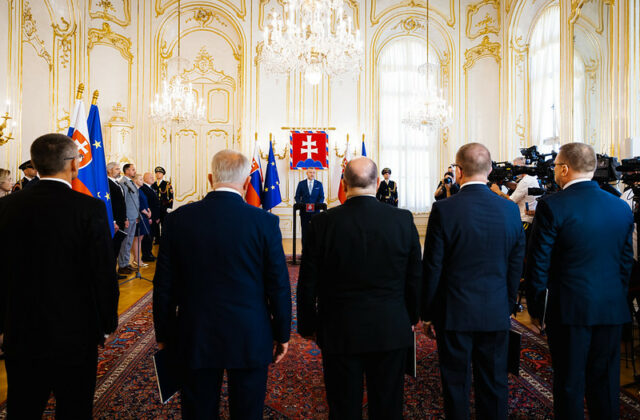 Slovensko má nových veľvyslancov. Pellegrini vymenoval Kmeca aj kritizovaného Radačovského – VIDEO