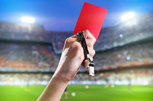 Nájdem si vás a všetkých vás zabijem. Súboj o záchranu v Česku bol plný vulgarizmov, vyhrážok a červených kariet