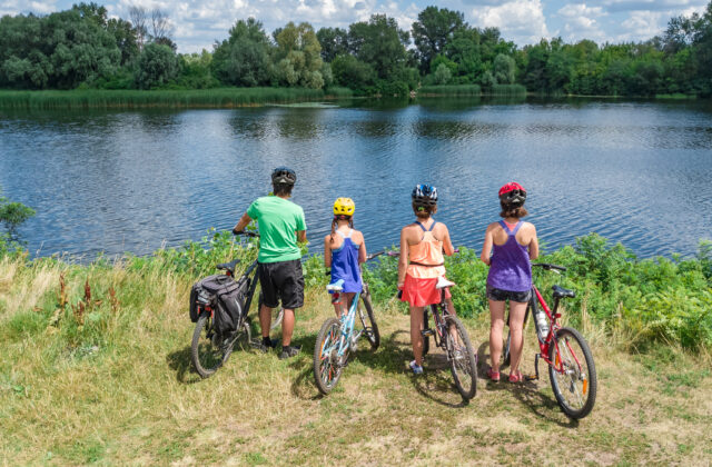 Rodinné leto na dvoch kolesách: Ako vybrať bicykel pre každého člena rodiny