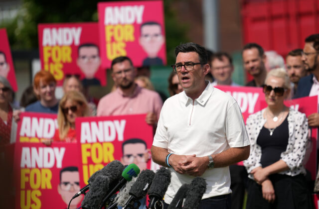 Populárny Andy Burnham sa vracia na politickú scénu a mieri na Downing Street