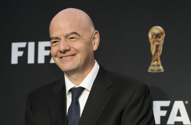 Prezident FIFA je všade. Nenásytný Infantino denne vytvára uhlíkovú stopu ako 55 Francúzov za celý rok