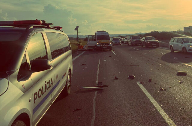 Nákladné auto na D1 narazilo do vozidla diaľničnej patroly, jedna osoba utrpela ťažké zranenia