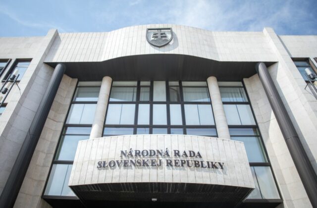 Poslanci parlamentu si užijú trojmesačné prázdniny, za 7 000 eur mesačne nechali na jeseň stovku neprerokovaných bodov