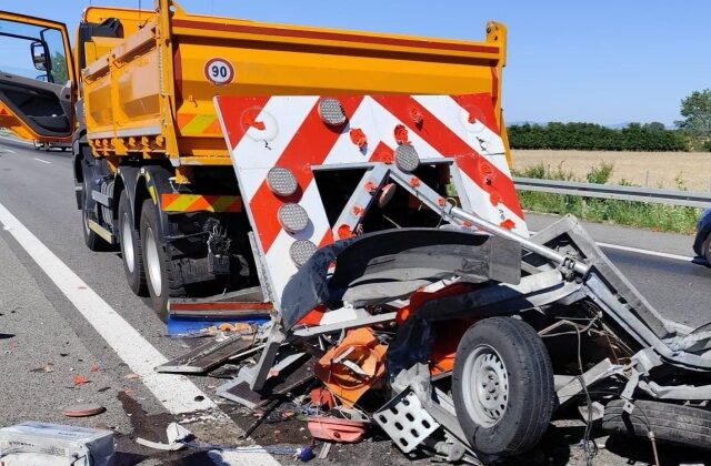 Po náraze do Diaľničnej patroly došlo k ďalšej nehode, osobné auto tentokrát vrazilo do vozidla cestárov – FOTO