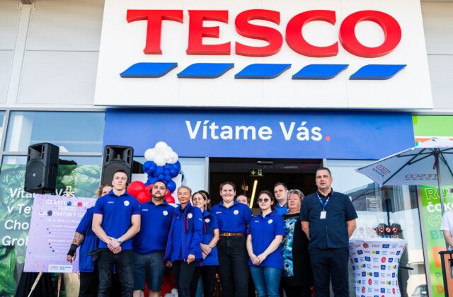 Tesco sa rozširuje a modernizuje od Oravy po juh: Otvára 2 nové predajne a Online Nákupy už pre 85 % Slovákov