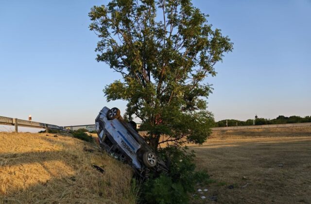 Diaľničná polícia mala nehodu pri presune k pokazenému autu, skončila prevrátené na streche mimo vozovky – FOTO