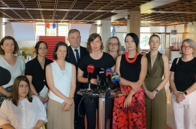 Ľudskoprávny výbor o násilí na ženách nediskutoval, prítomných bolo len päť opozičných poslancov – VIDEO