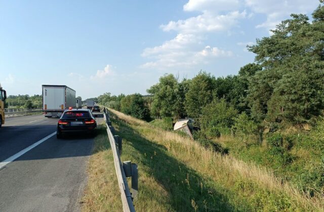 Tragická nehoda kamióna na D2: Vodič zraneniam podľahol, dopravu museli dočasne odkloniť – FOTO