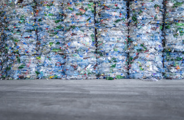 Brusel povolil širšie využívanie chemickej recyklácie pri výrobe plastových fliaš