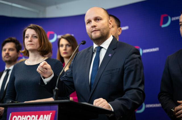 Prieskum poslal Demokratov mimo parlamentu a najviac si polepšila Republika. Vyhral by voľby Smer alebo Progresívne Slovensko?