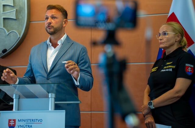 Ministerstvo vnútra posilňuje prevenciu proti podvodom, pribúda útokov na seniorov aj v online priestore – VIDEO