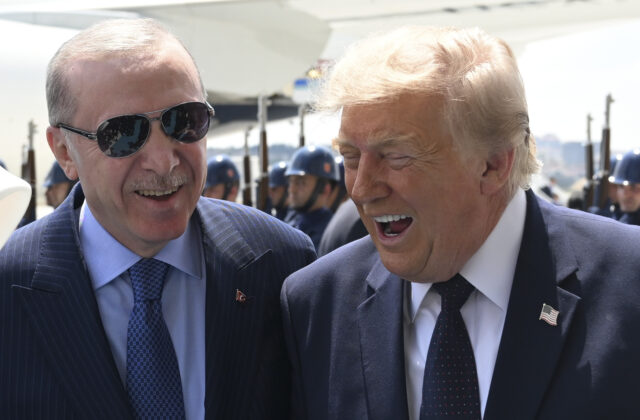 Trump vyzdvihol „chémiu“ s Erdoganom, na samite NATO v Ankare kritizoval európskych spojencov