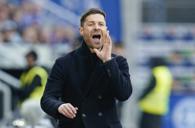 Xabi Alonso vyzýva hráčov FC Chelsea k hladu po víťazstvách, v klube chce udržať Enza Fernándeza